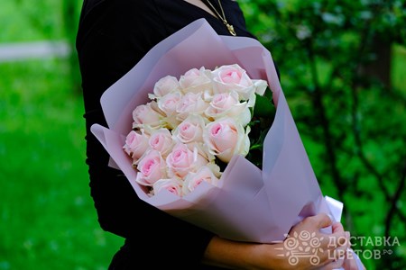 Букет из 15 розовых роз в пленке "Свит Ревайвл"